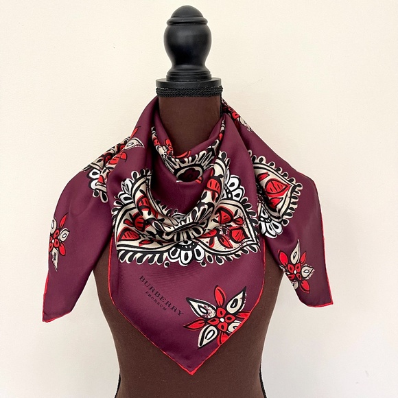 NWT Burberry Scarf Lucky Alhambra Flower Silk Wrap - Picture 13 of 16